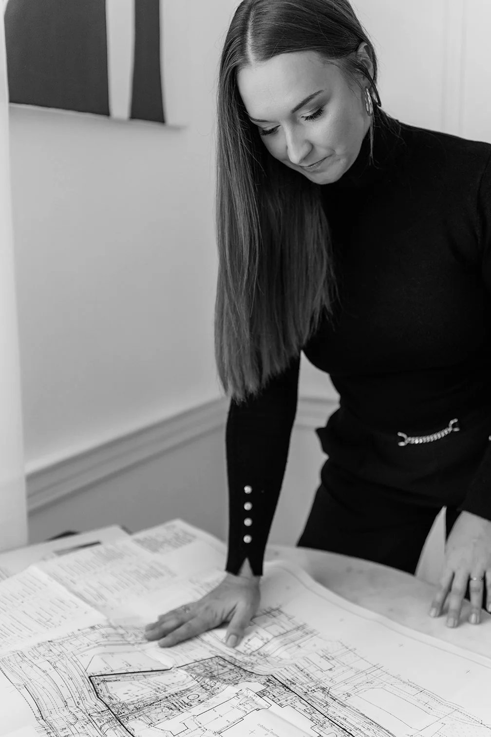 Radca prawny Aldona Pajor analizuje dokumentację projektową