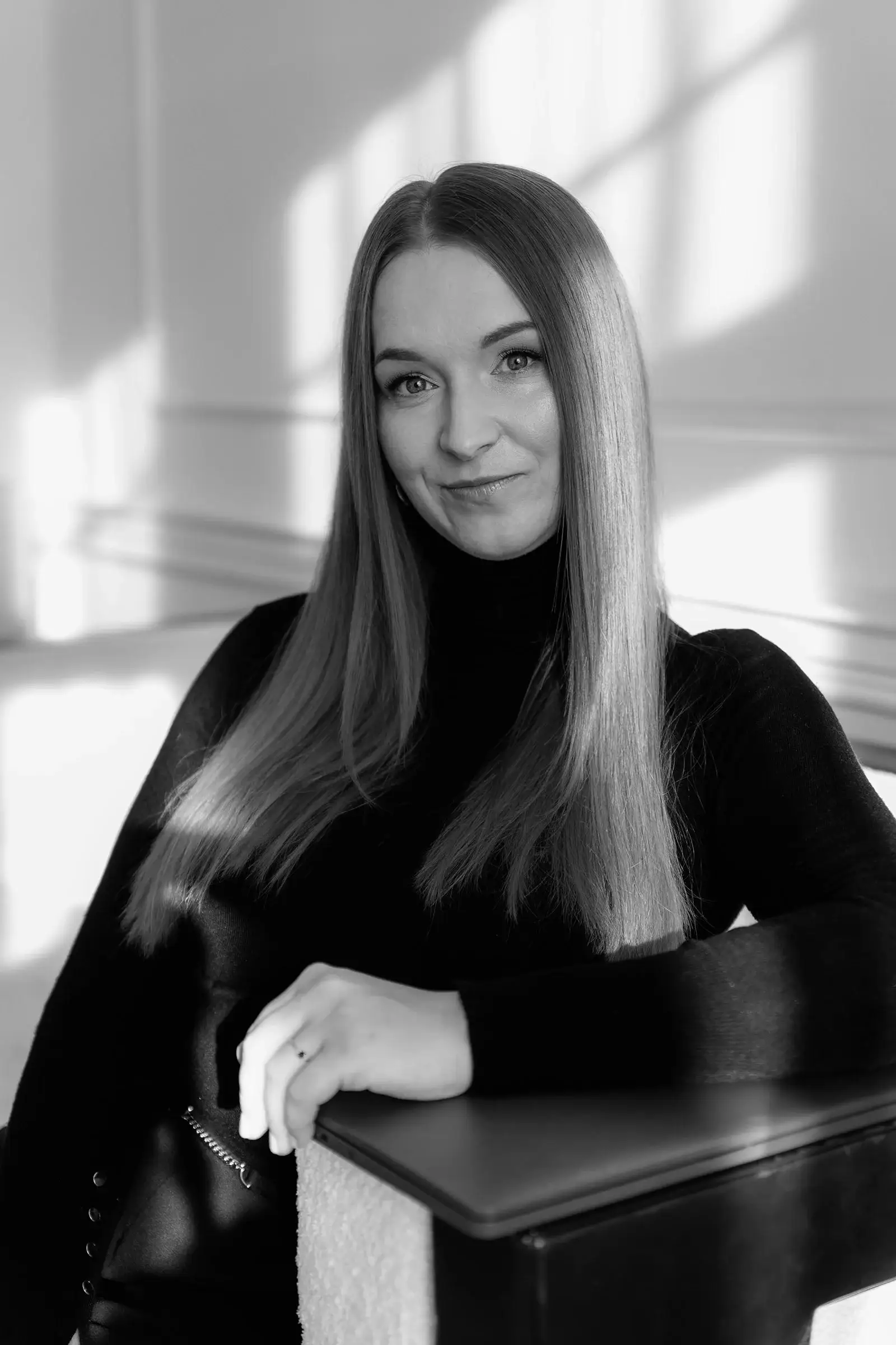 Radca prawny Aldona Pajor przy biurku